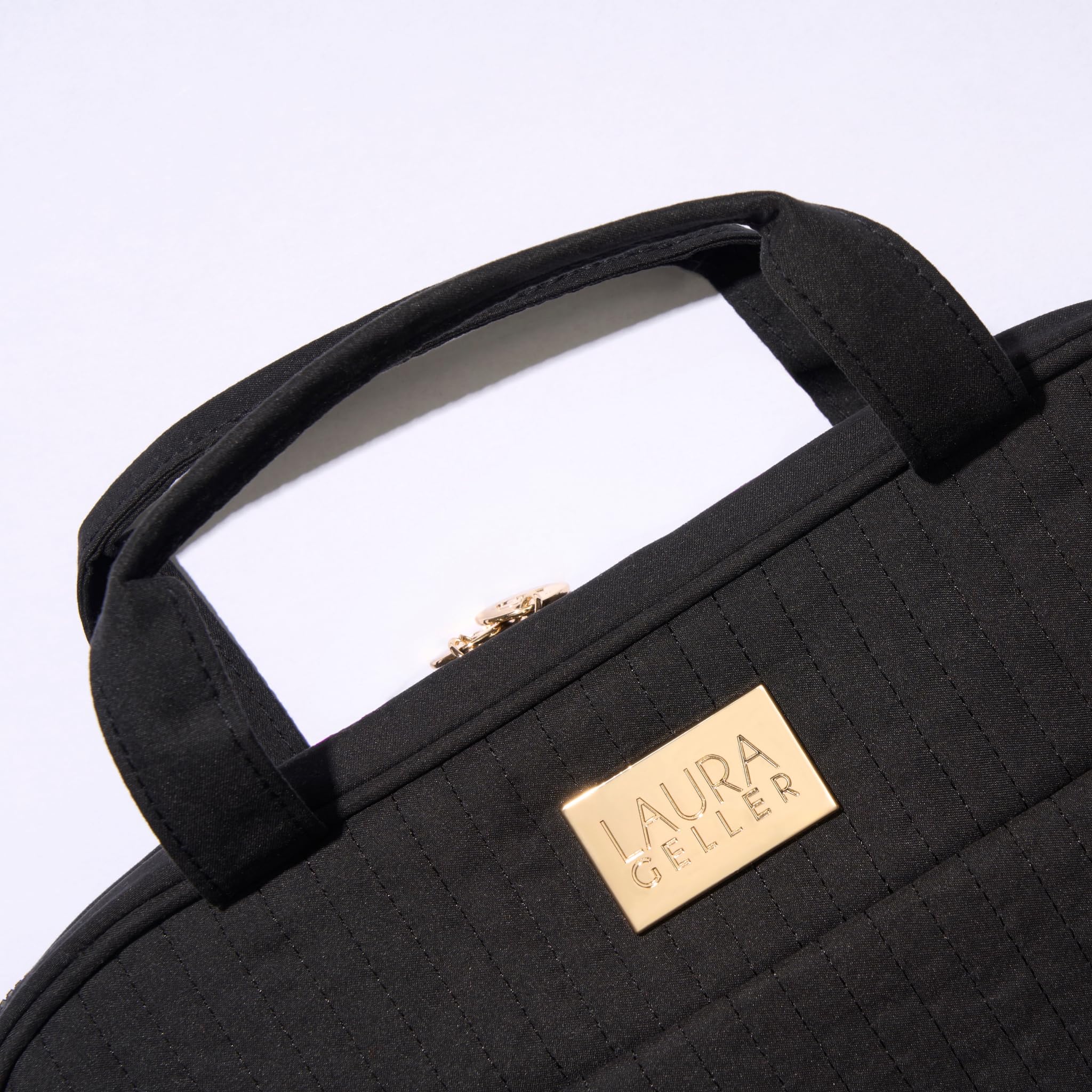 Sac maquillage Laura Geller New York, parfait pour voyages grâce à son accès rapide.