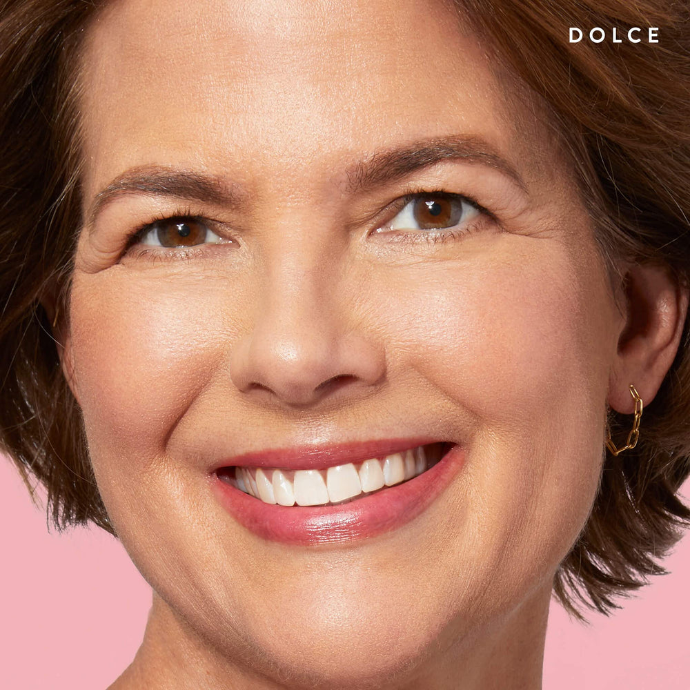 Nutre con Vitamina E y aceite de ricino para labios suaves de Laura Geller New York.