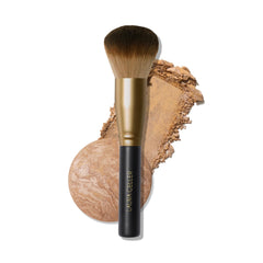 Pincel de Laura Geller para polvo facial con mango de madera, aplicación suave y uniforme.