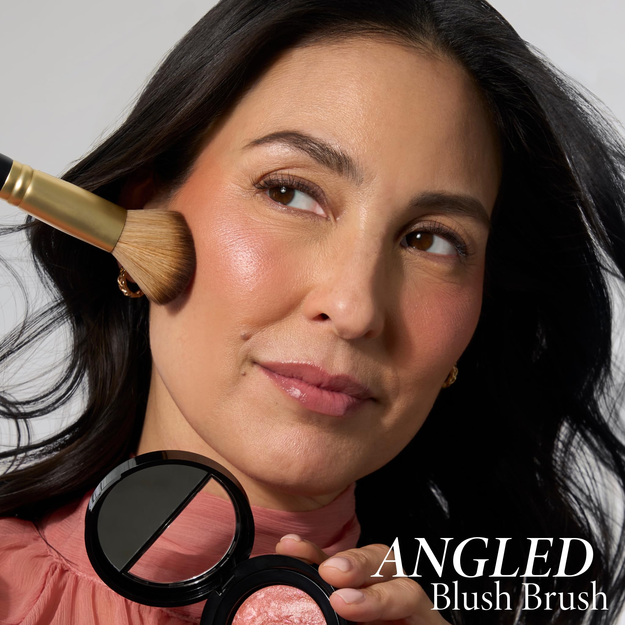 Pincel de Laura Geller New York para maquillaje diario con cerdas veganas y libres de crueldad.