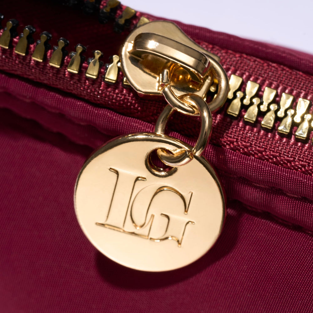 Fermetures dorées sécurisées sur le sac Laura Geller, accès rapide.