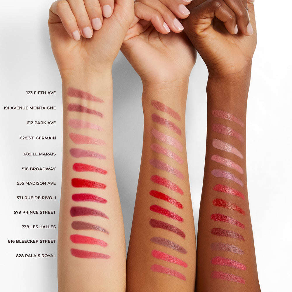 Laura Mercier hidrata labios con ácido hialurónico para suavidad.