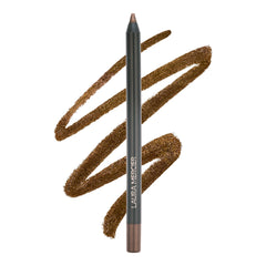 Laura Mercier Caviar Tightline Eyeliner Bronze : application précise près de la base des cils.
