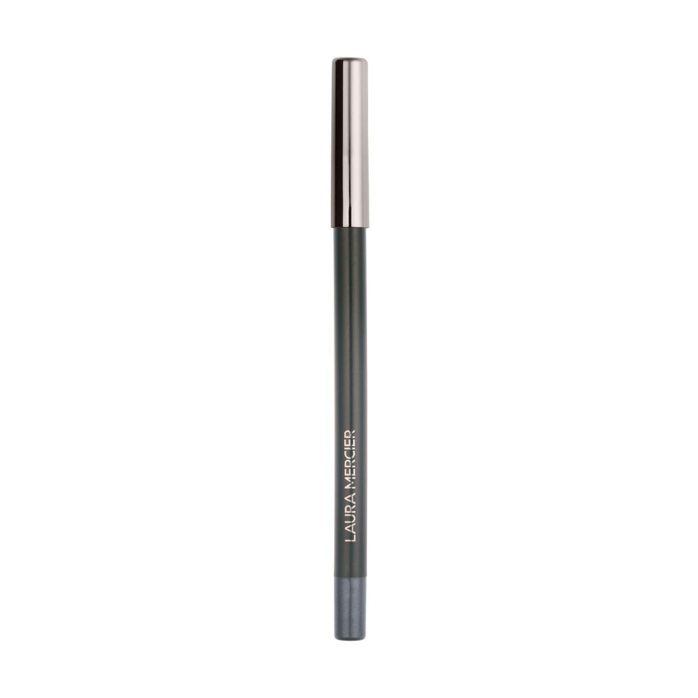 Look con Laura Mercier Caviar Tightline con acabado humo.