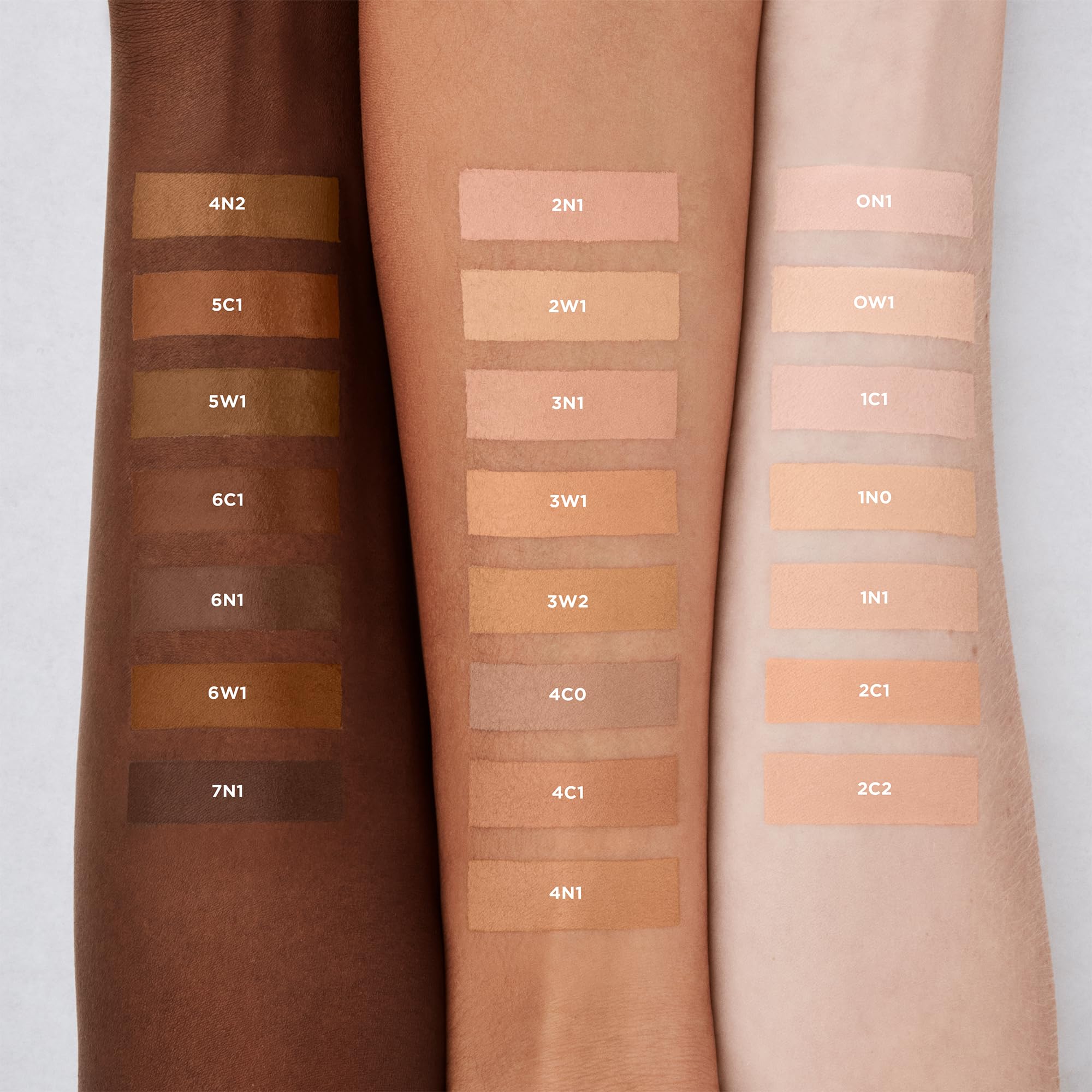 Laura Mercier Real Flawless Serum Concealer textura serum ligera para hidratación sutil.