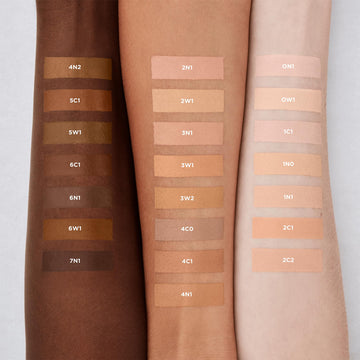 Laura Mercier Real Flawless Serum Concealer textura serum ligera para hidratación sutil.