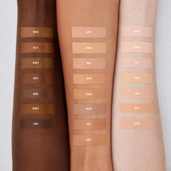 Laura Mercier Real Flawless Serum Concealer textura serum ligera para hidratación sutil.