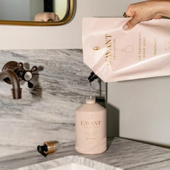 Jabón de manos L'AVANT Collective, botella de vidrio rosa que destaca en cualquier lavabo.