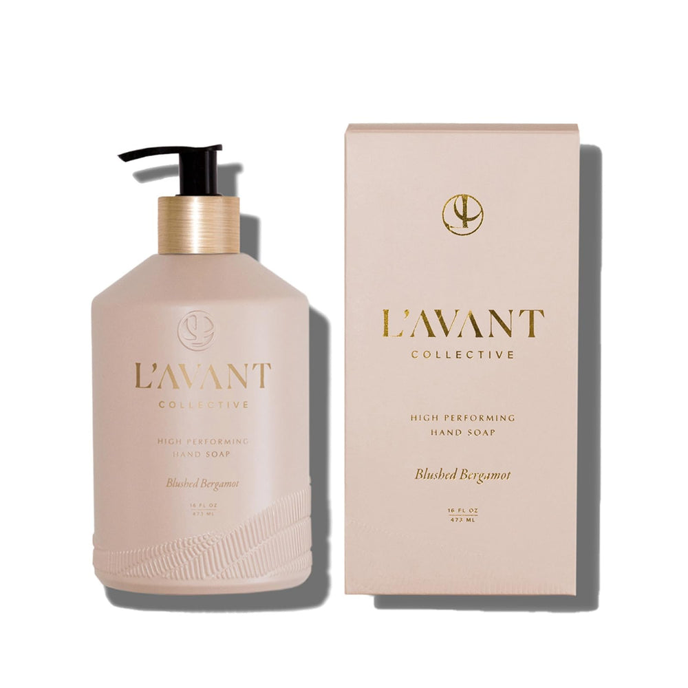 L'AVANT Collective botella de vidrio rosa para lavado de manos con fragancia.