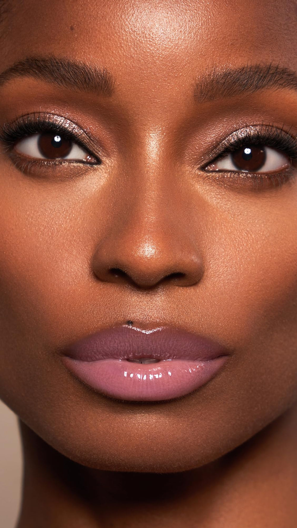 Fórmula Maxi Lip de LAWLESS para volumen y suavidad de los labios