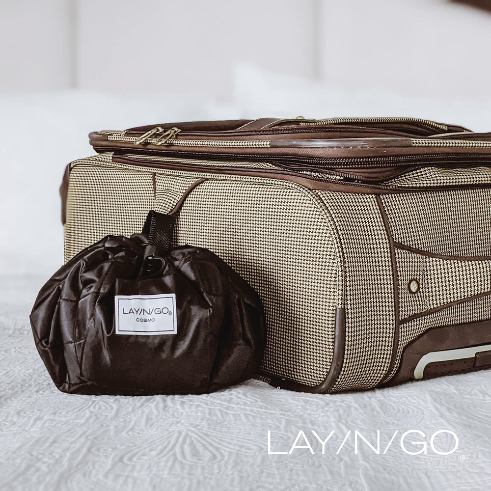 Lay-n-Go Cosmo organiza maquillaje y cuidado de la piel en una sola bolsa.