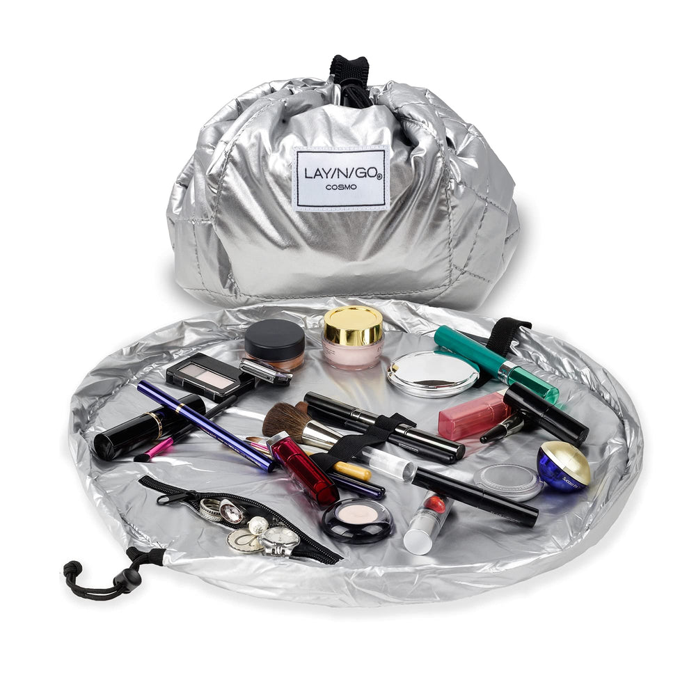 Lay-n-Go Cosmo frente de la bolsa con cordón para acceso rápido a tus cosméticos.