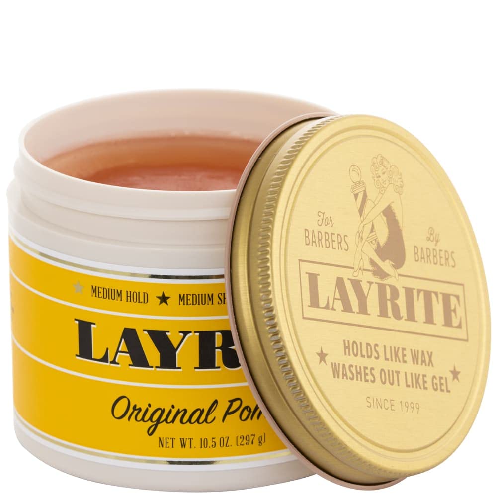 Layrite Original Pomada mostrando aplicación manual para peinado natural