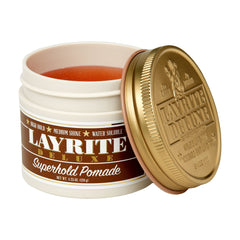 Layrite Superhold Pomada, detalle de envase, aplicación suave en cabellos gruesos.