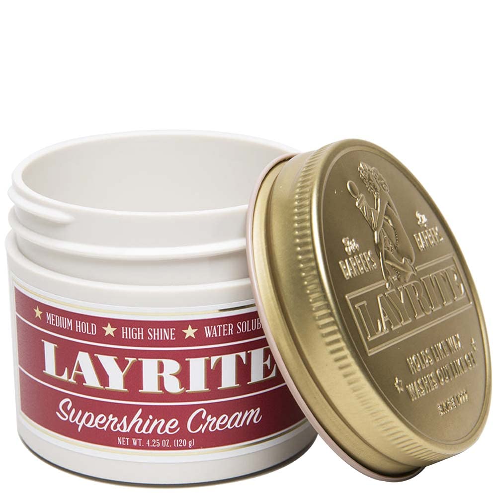 Manos aplicando Layrite Supershine Cream para un peinado suave y definido.