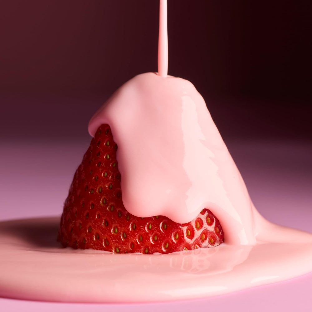 Aplicación diaria Le Monde Gourmand Fraise Fouettée en la muñeca para retoques.