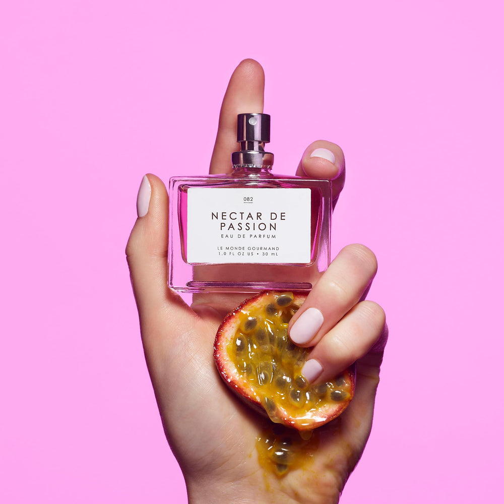 Jazmín y flor de azahar realzan la fragancia Le Monde Gourmand.