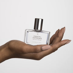 Le Monde Gourmand Santal Supreme etiqueta violeta refuerza la identidad de la fragancia