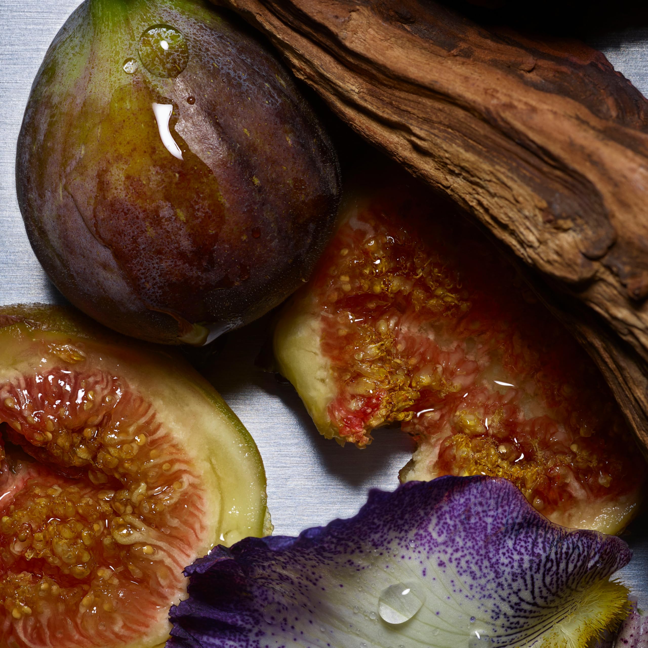 Le Monde Gourmand Santal Supreme textura-frasco invita al tacto premium