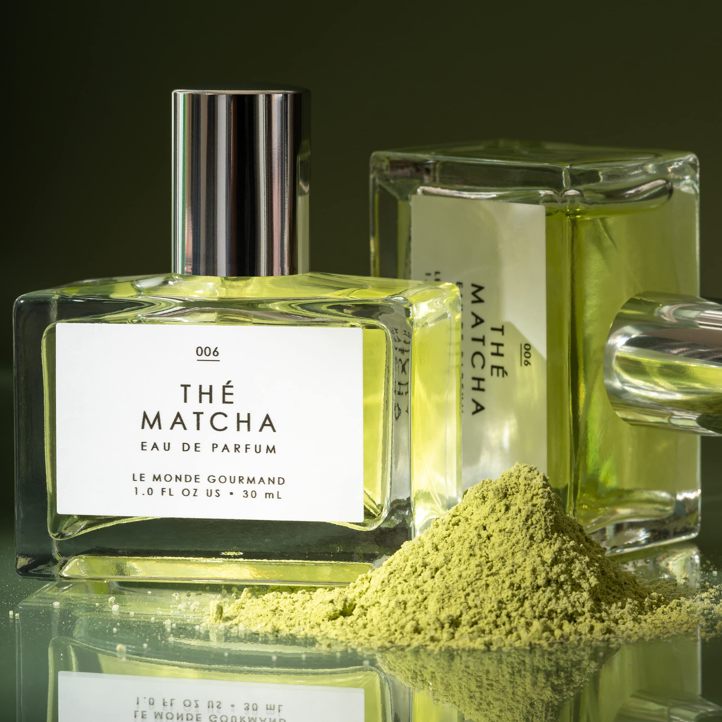 Le Monde Gourmand Thé Matcha, manos sosteniendo, muestra comodidad al aplicar.