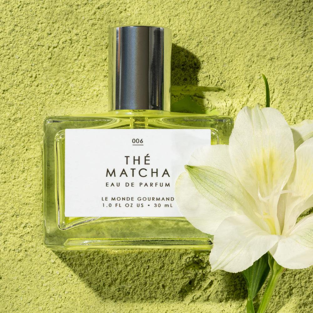Le Monde Gourmand Thé Matcha, vidrio texturizado, sensación premium al elegir fragancias.