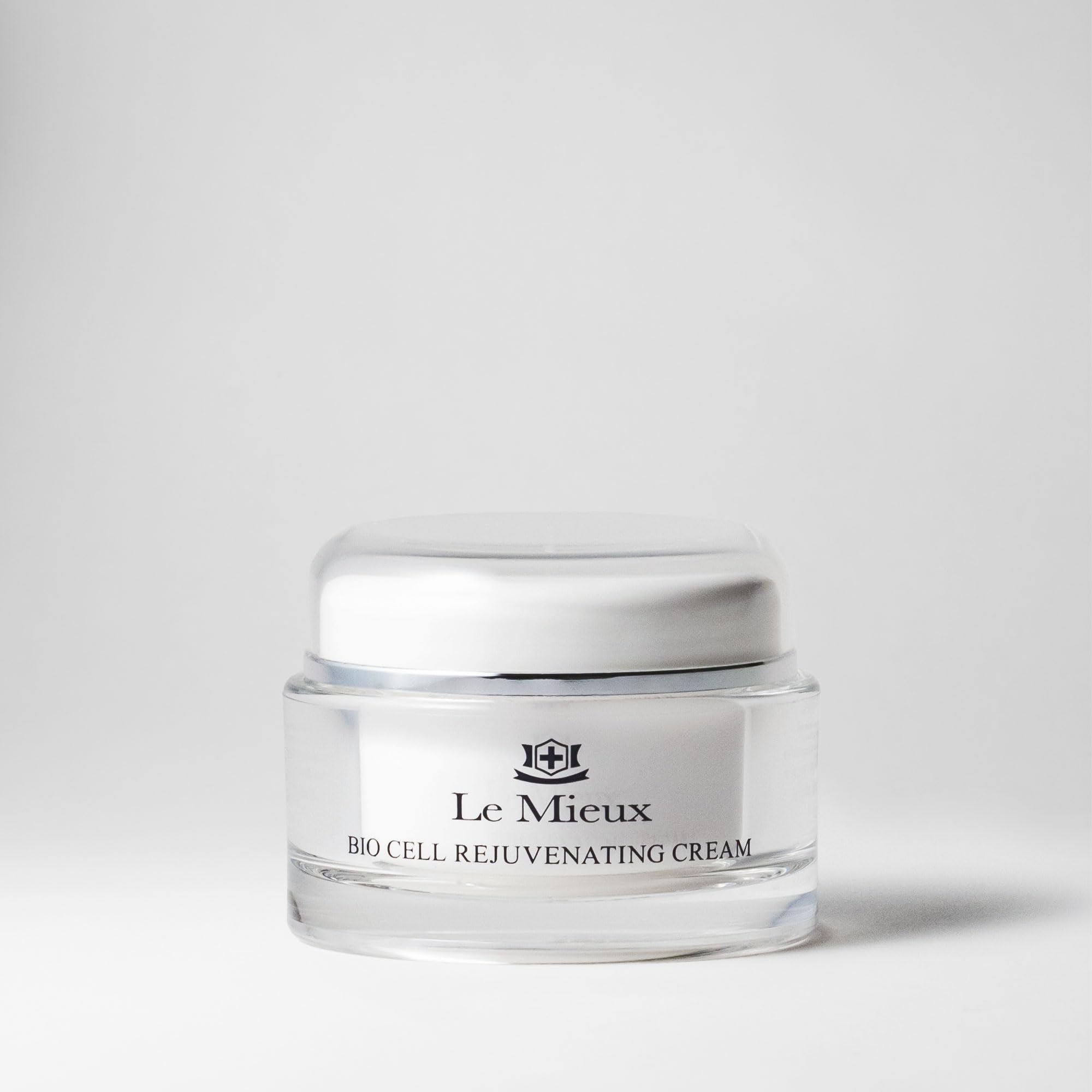 Le Mieux Bio Cell montre trois peptides puissants pour lisser les contours.
