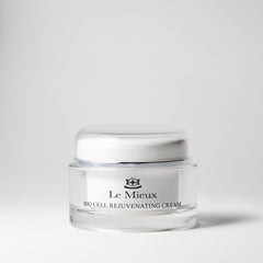 Le Mieux Bio Cell montre trois peptides puissants pour lisser les contours.