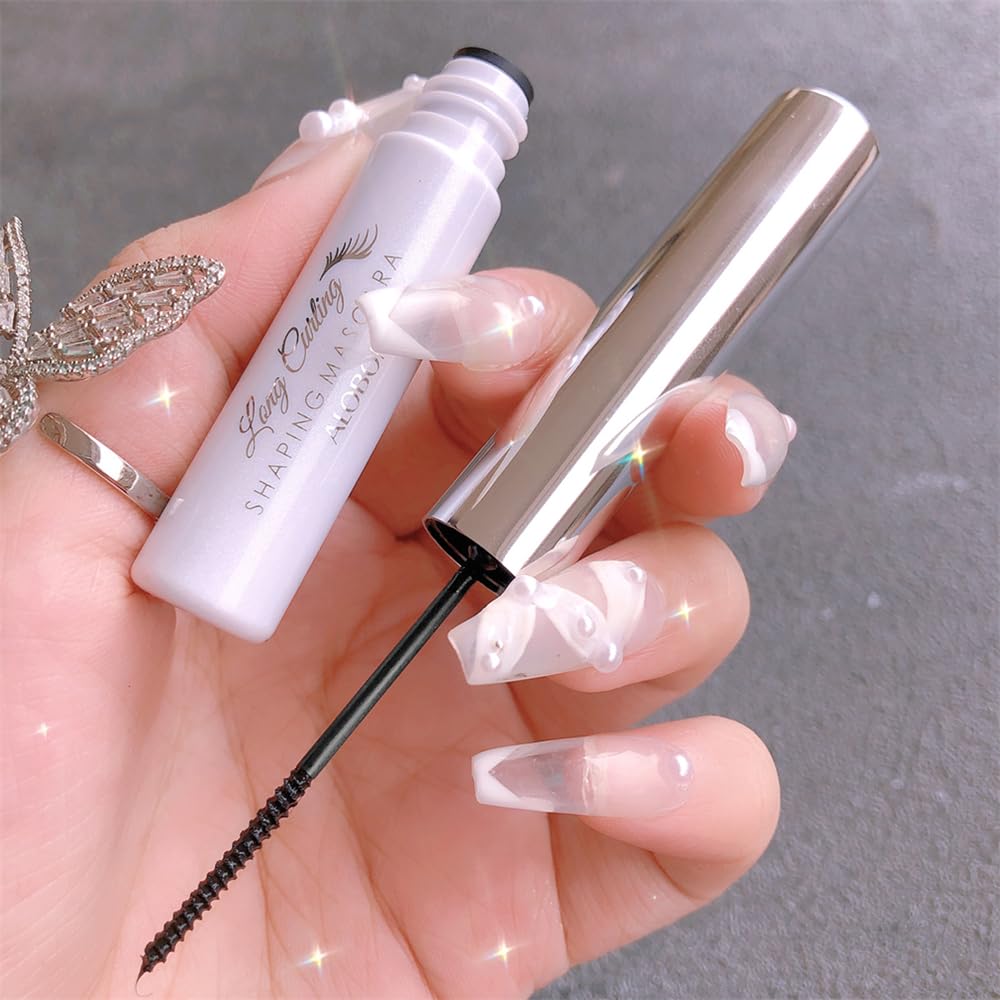 Lesiti Mascara Negra ofrece volumen y longitud hasta 24 horas con resistencia.