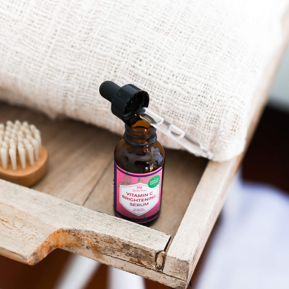 Envase de 30 ml de Leven Rose Vitamina C, práctico para uso diario.