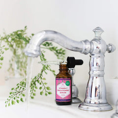Textura ligera de Leven Rose Vitamina C que hidrata sin grasa.