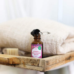 Botella de Leven Rose Vitamina C con tono más uniforme tras uso.