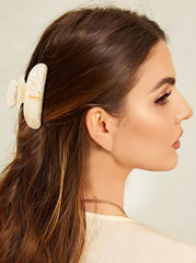 Clip de pelo acrílico con brillo dorado para ocasiones especiales.