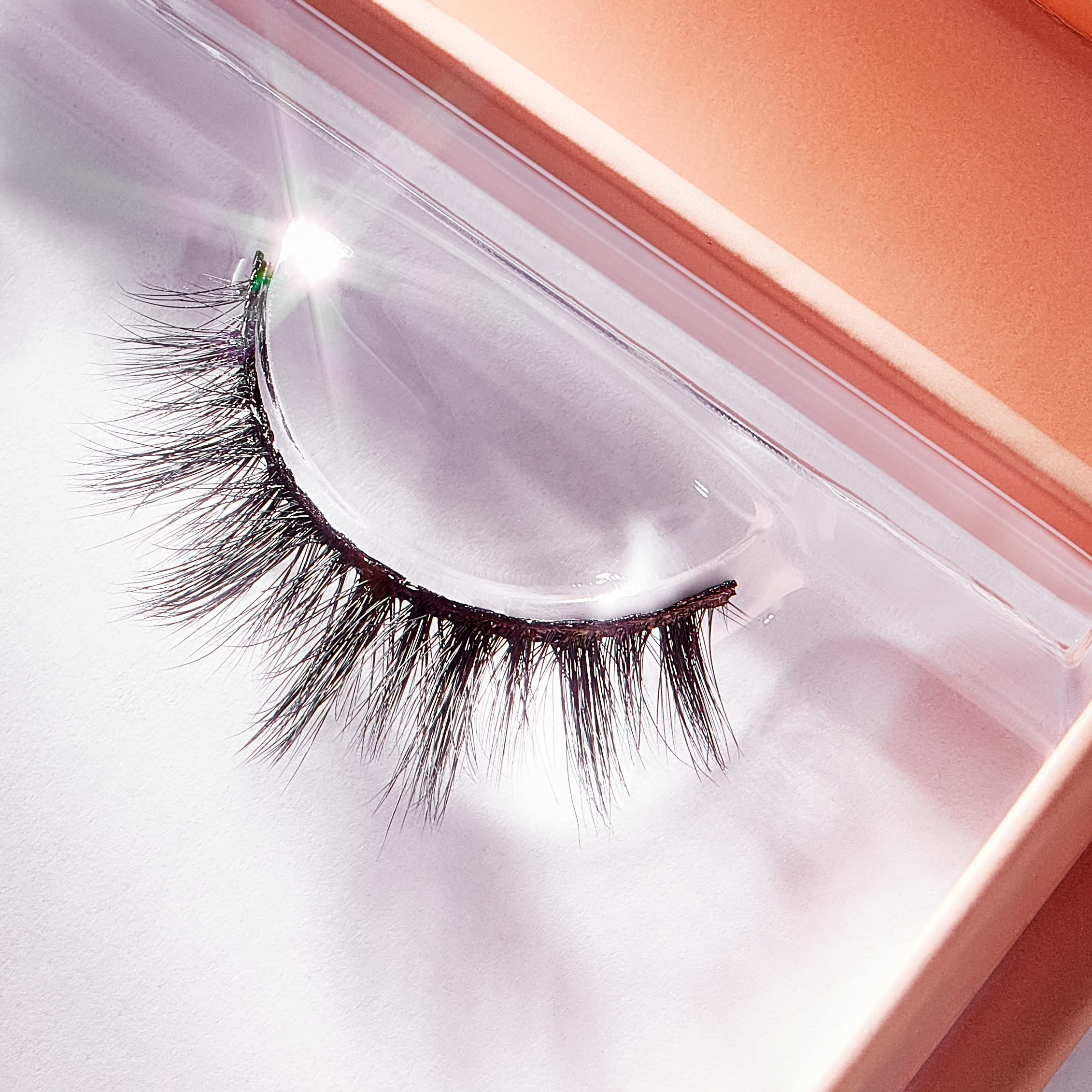 Pestañas Lilly Lashes hechas a mano en visón para elegancia duradera.