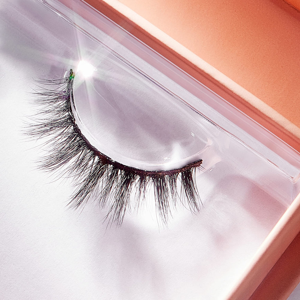 Pestañas Lilly Lashes hechas a mano en visón para elegancia duradera.