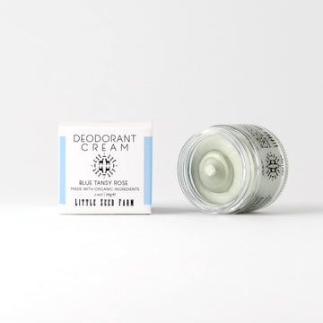 Aplicación suave con dedos para Little Seed Farm Desodorante Crema Blue Tansy Rose.