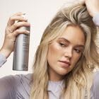 Living Proof-application-styler-seche-protection-410°F – protection contre la chaleur lors du coiffage