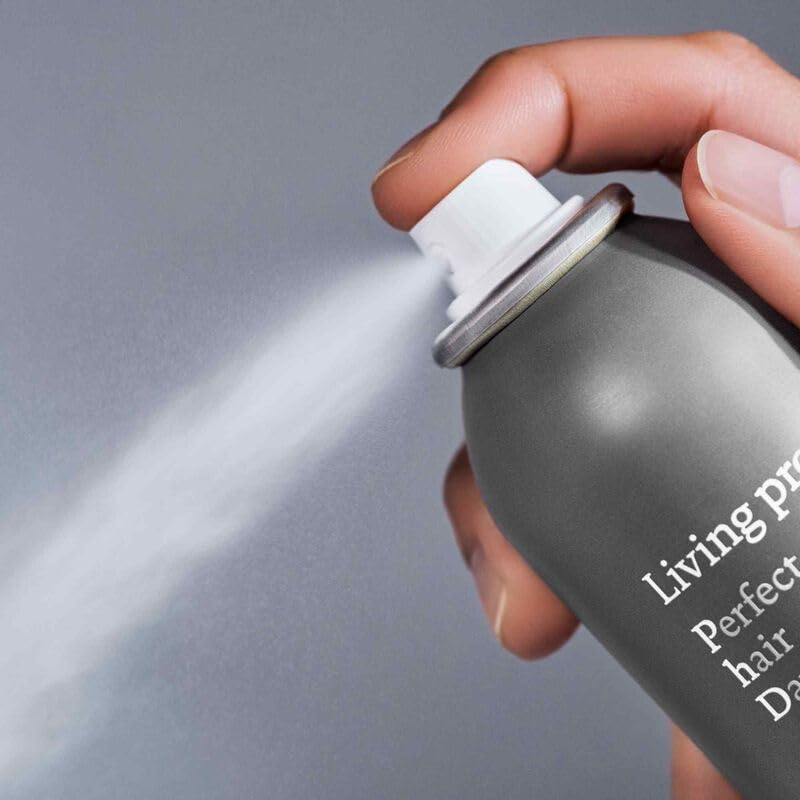 Cheveux propres et légers après application du shampoo sec Living Proof.