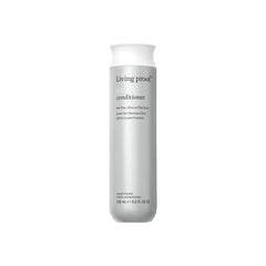 Living Proof Full Conditioner aporta volumen y cuerpo al cabello, en una botella elegante.