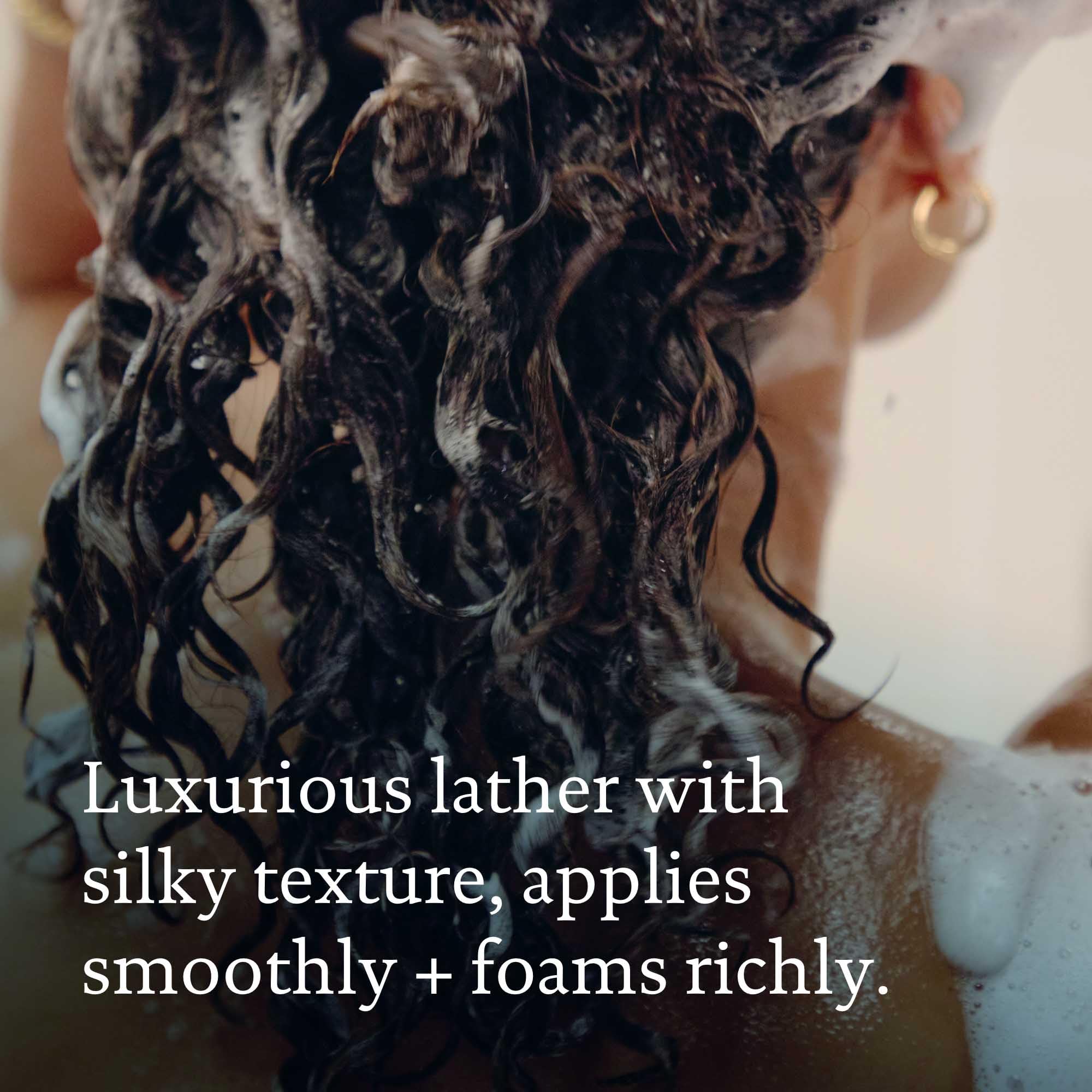 Living Proof Full Shampoo aroma refrescante, mejora la experiencia del lavado.