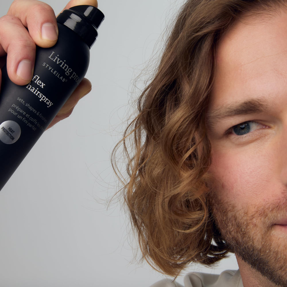 Living Proof Style Lab Flex Hairspray brillo natural en cabello definido.