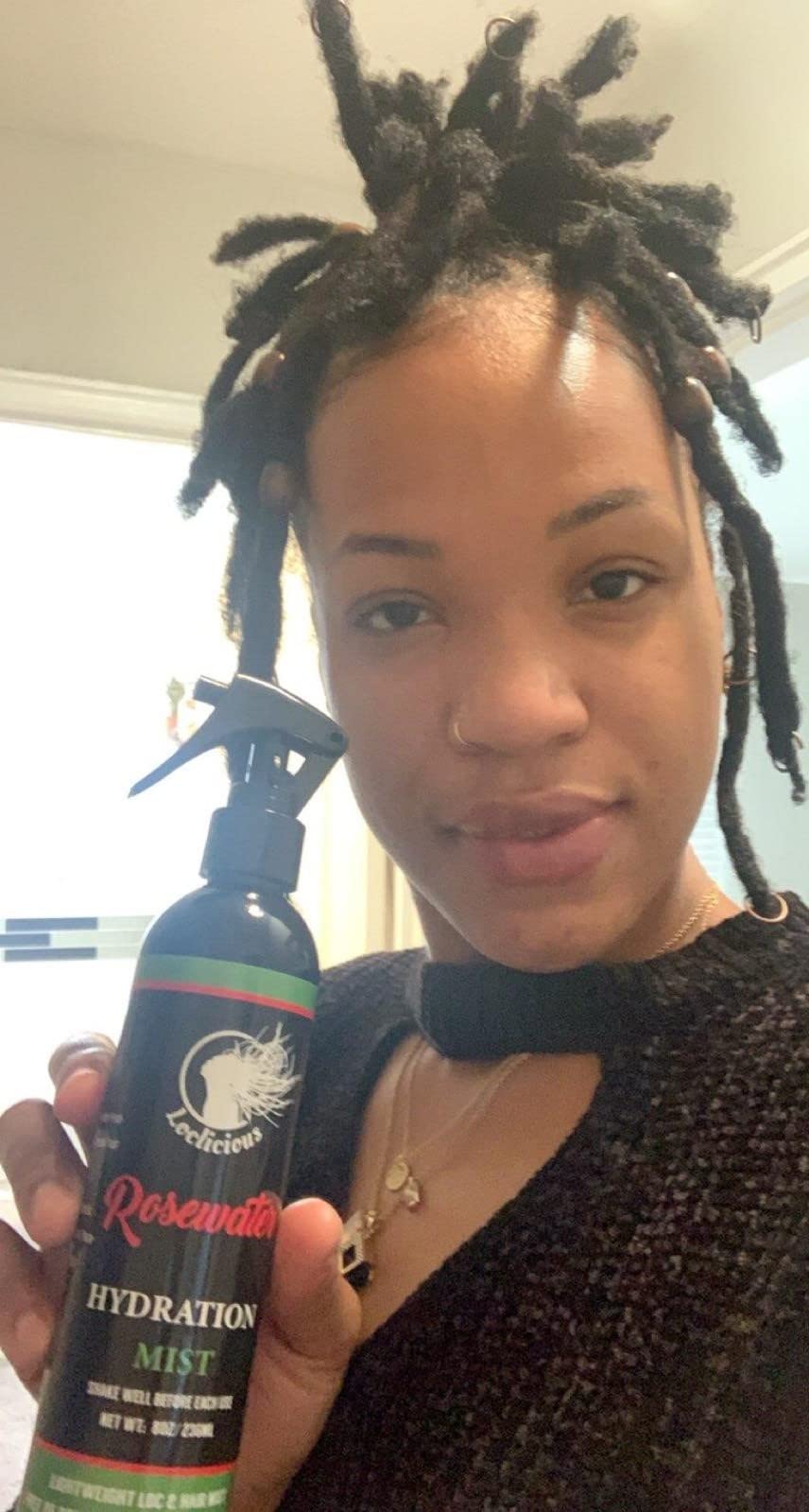 LOCLICIOUS Aplicación suave en locs: spray que facilita peinado diario.