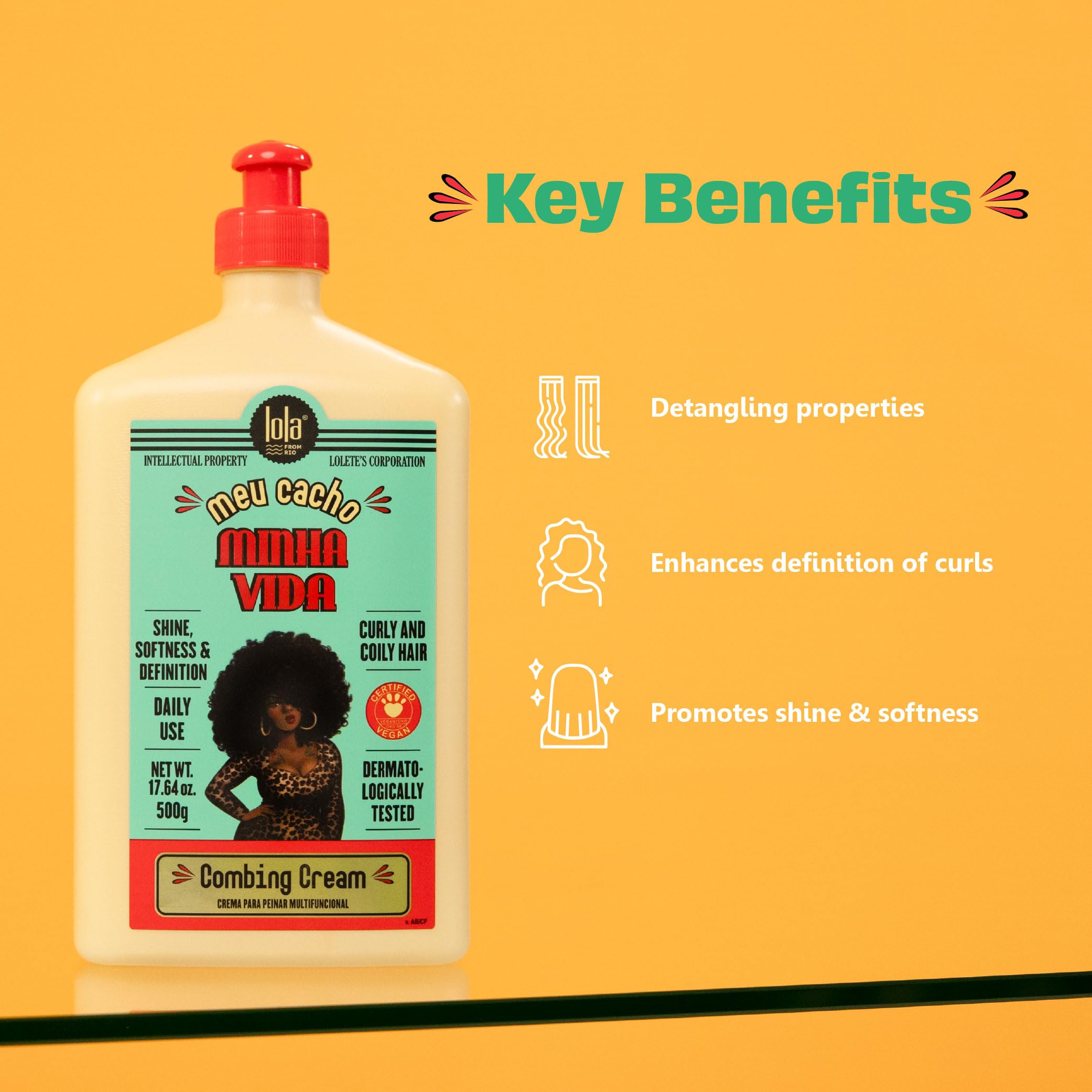 Lola From Rio: manos aplicando crema para definir rizos con suavidad.