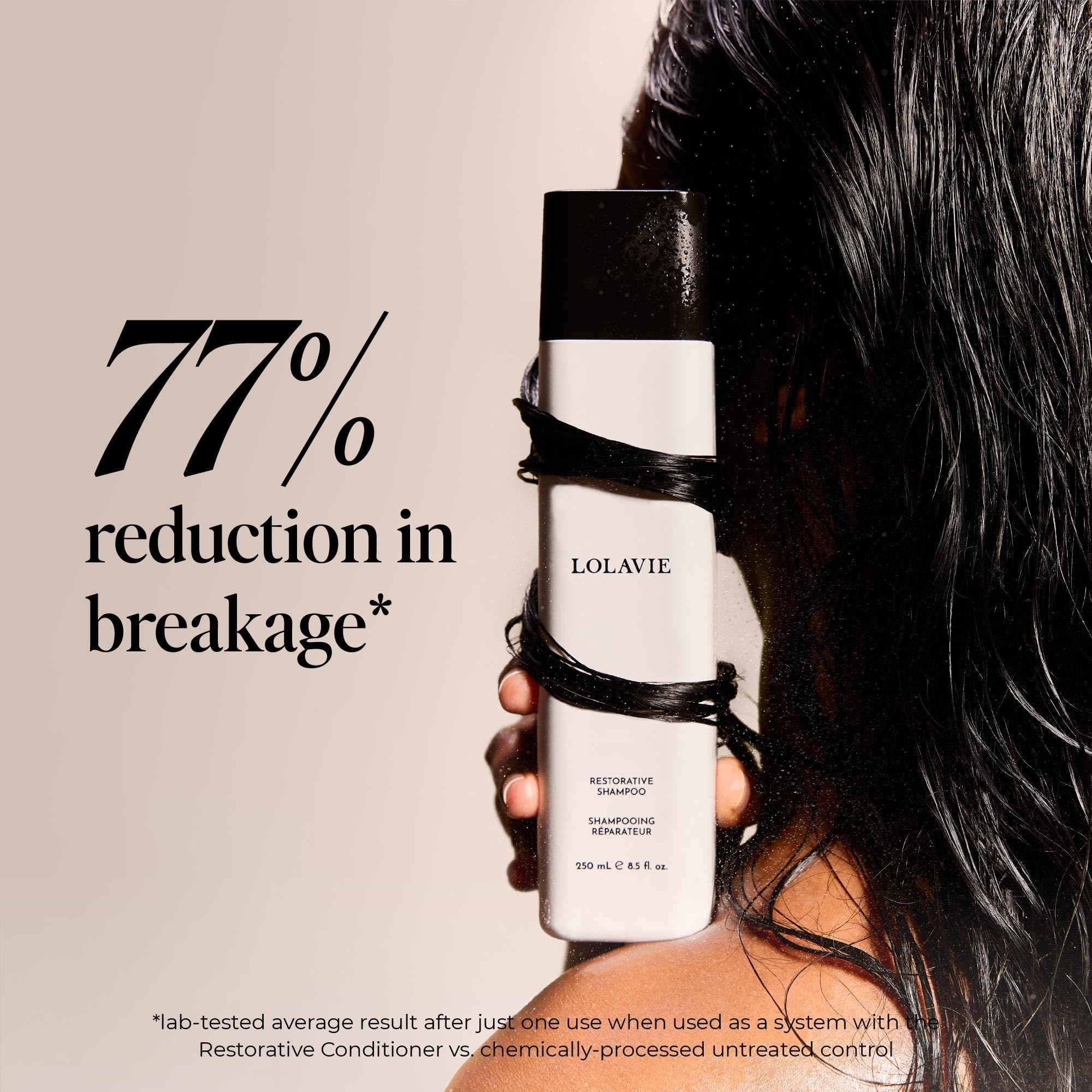 Textura cremosa del shampoo LolaVie para limpieza suave y reparadora