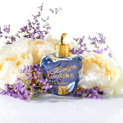 Lolita Lempicka Le Parfum, aplicación en el pulso, fragancia versátil para cualquier ocasión.