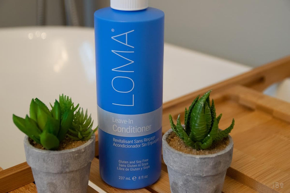 Loma aplicación en cabello facilita desenredar y peinar