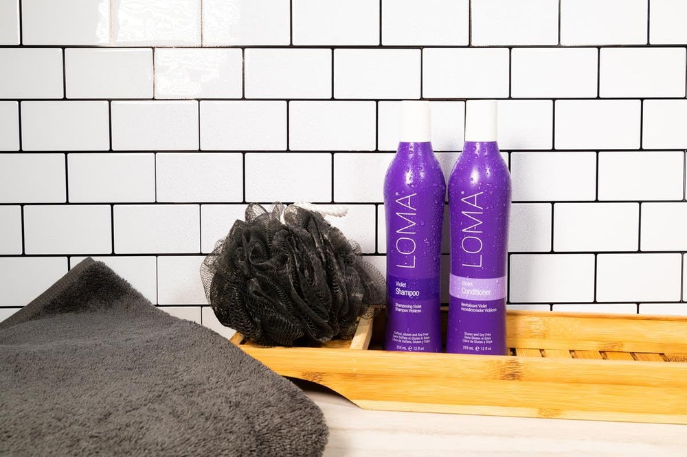 Loma champú violeta: aplicación suave para uso cotidiano.