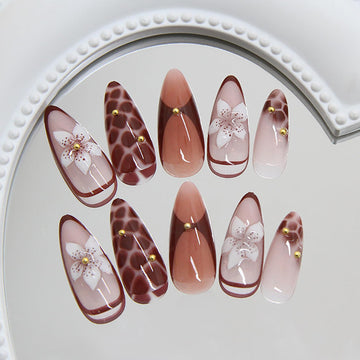 LOPMNGHT Leopardo forma almendra – detalle diseño leopardado marrón.