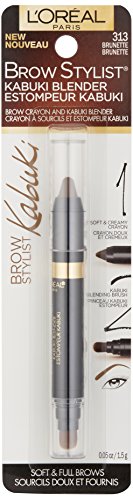 L’Oréal Paris Brow Stylist Kabuki Blender en acción para definir cejas con suavidad.
