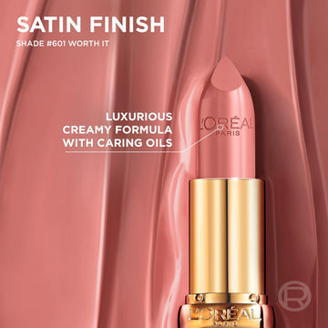 L’Oréal Paris Color Riche Satinado labial, aplicación centrada para un acabado uniforme.