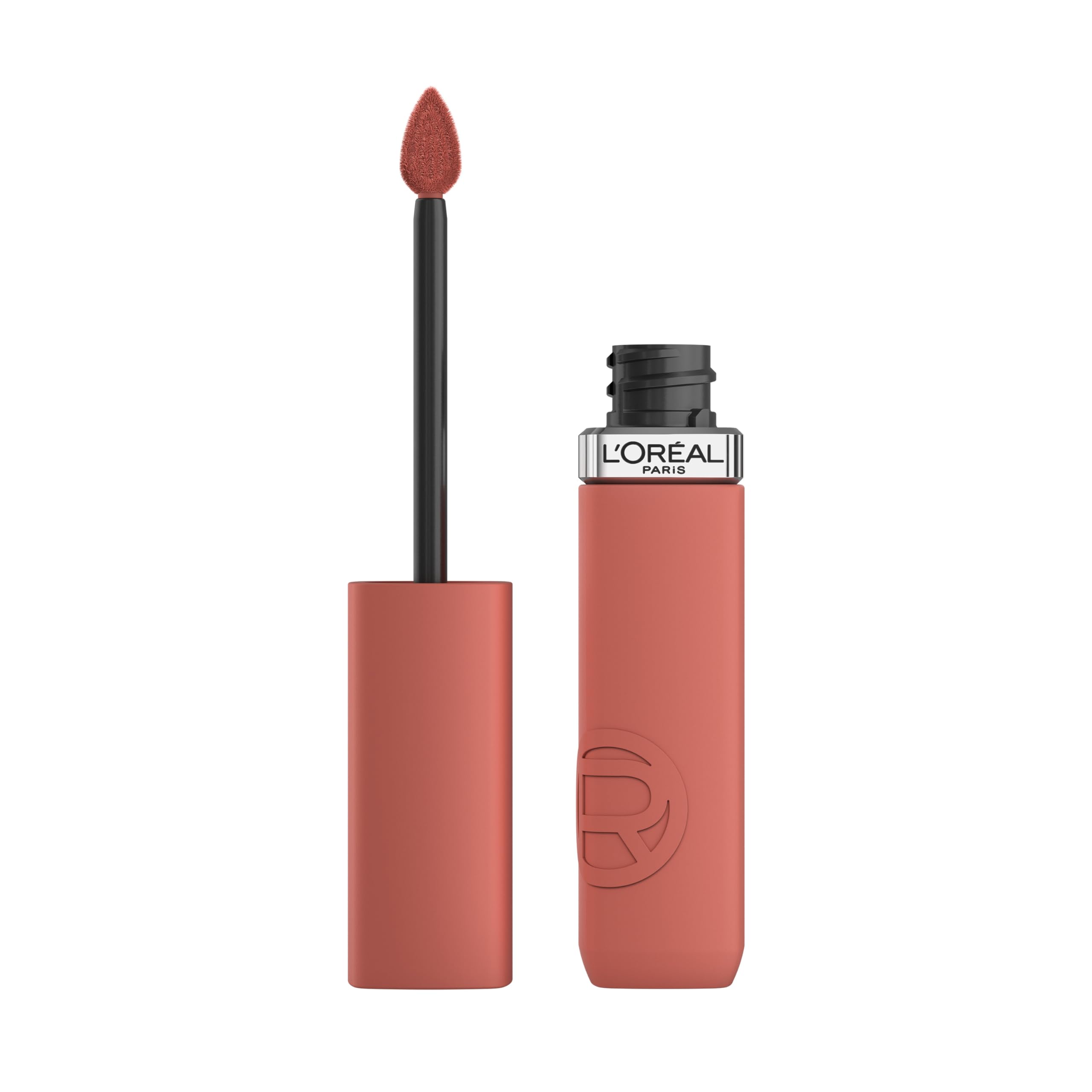 Labial líquido mate de L’Oréal Paris con aplicador preciso para color intenso.